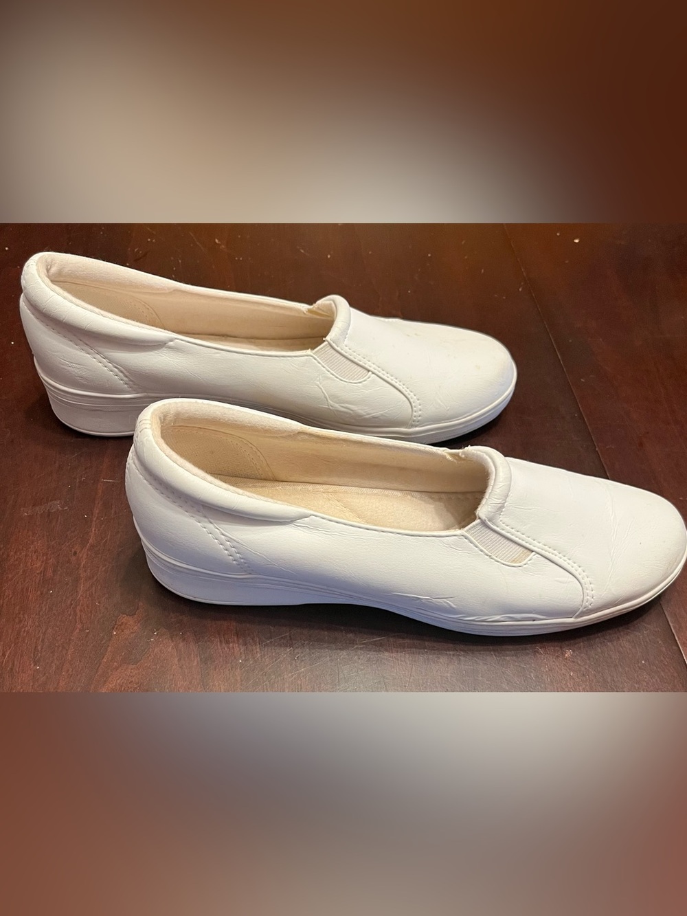 Grasshoppers Size 9.5 Women’s White Slip-On Comfort Shoes